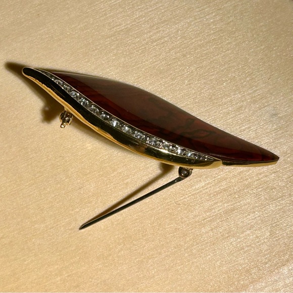 Abalone (red dyed) and crystal gold tone brooch by Butler (signed) - Picture 4 of 7